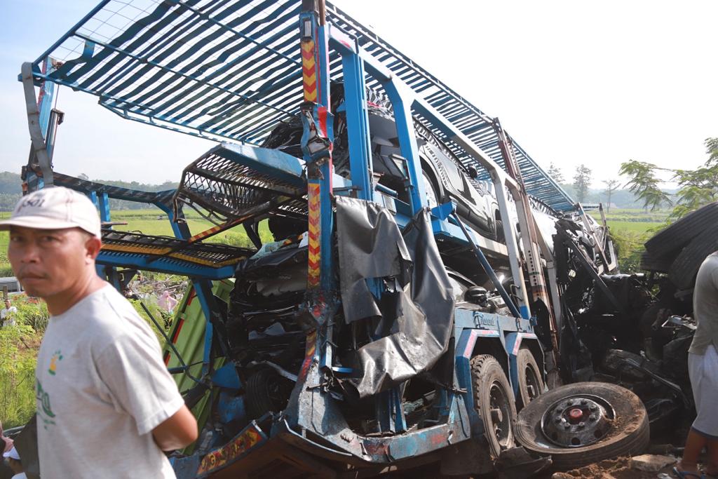 Enam tewas akibat truk pengangkut besi beton seruduk tujuh mobil di Tol Semarang-Solo Enam tewas akibat truk pengangkut besi beton seruduk tujuh mobil di Tol Semarang-Solo