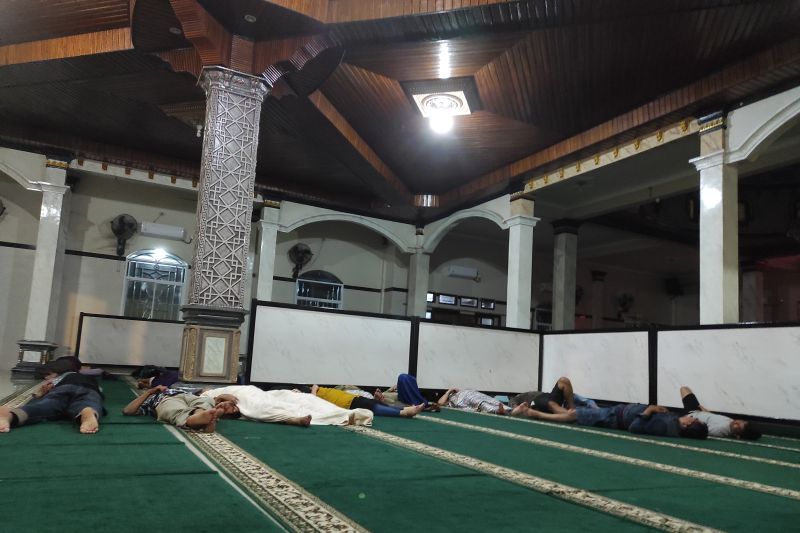 Tak ada penginapan, masjid dan rumah makan pun jadi Tak ada penginapan, masjid dan rumah makan pun jadi