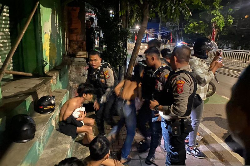 Polisi tangkap empat remaja pesta miras bawa senjata tajam di Tebet Polisi tangkap empat remaja pesta miras bawa senjata tajam di Tebet