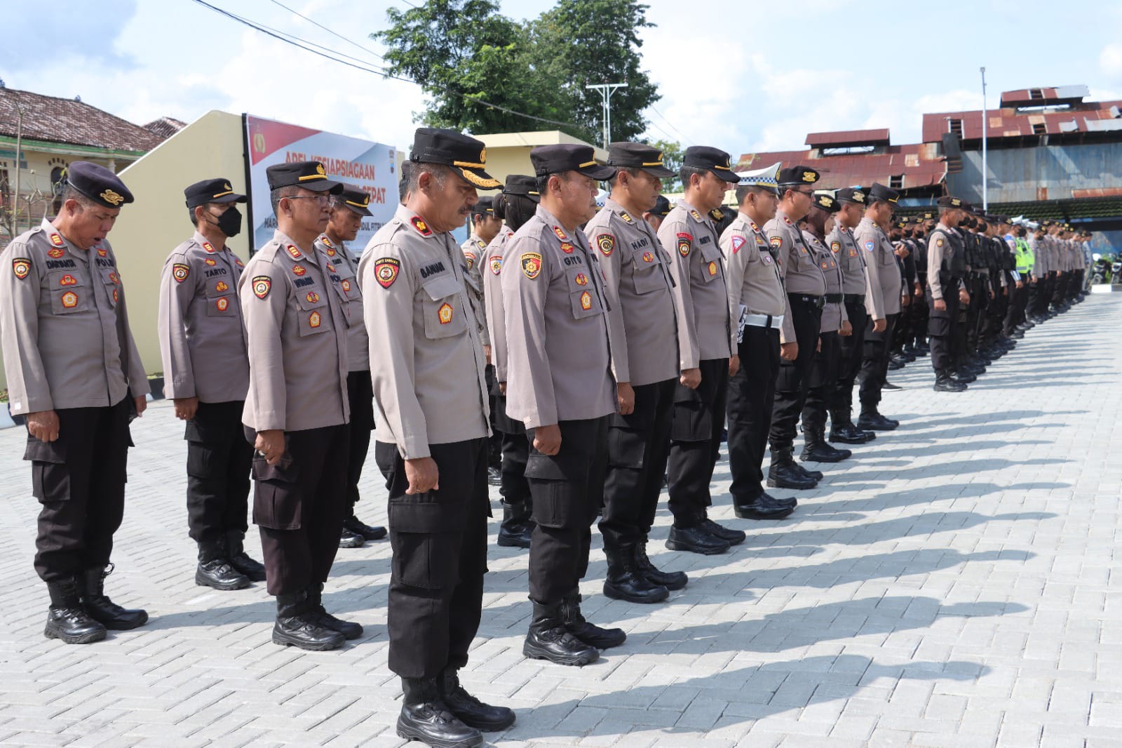 Antisipasi tindak kriminal, warga diimbau tidak kenakan perhiasan mencolok saat bepergian Antisipasi tindak kriminal, warga diimbau tidak kenakan perhiasan mencolok saat bepergian