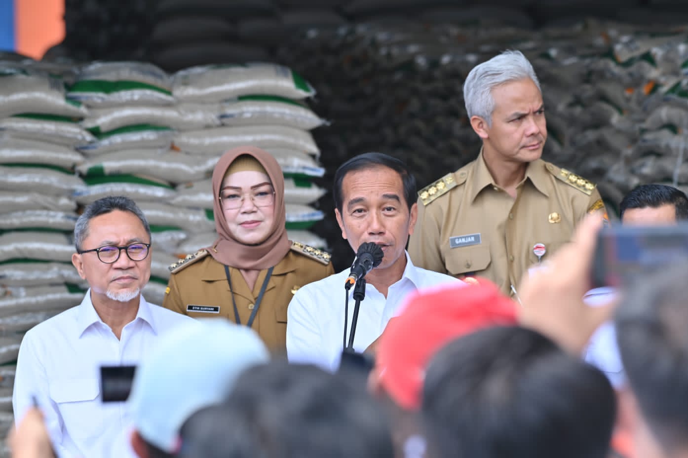 Presiden Joko Widodo luncurkan bantuan beras dari Gudang Bulog Kartasura Presiden Joko Widodo luncurkan bantuan beras dari Gudang Bulog Kartasura