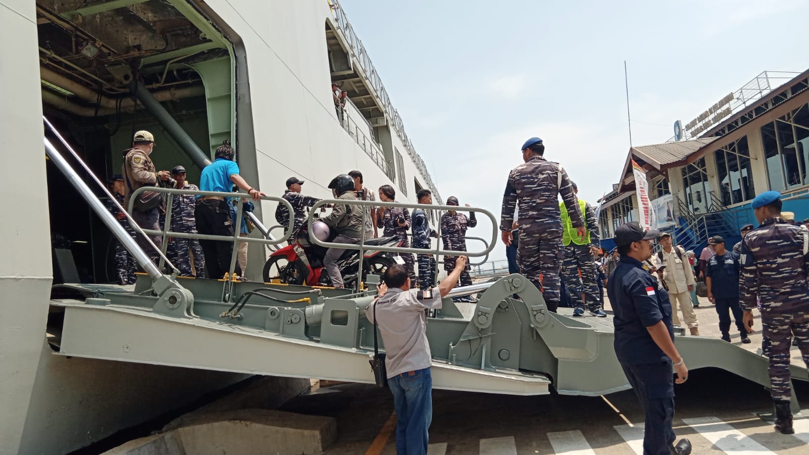 Ratusan pemudik Jateng dan Jatim balik ke Jakarta naik kapal perang Ratusan pemudik Jateng dan Jatim balik ke Jakarta naik kapal perang