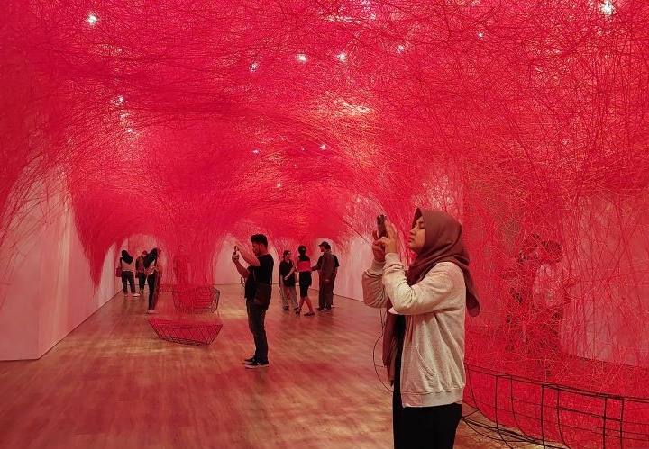 Menyelami kehidupan melalui karya Chiharu Shiota The Soul Trembles