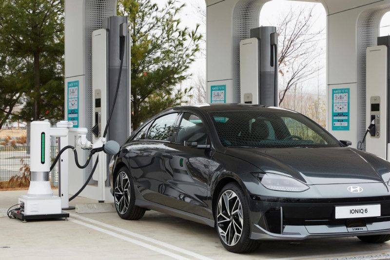 Grup Hyundai kembangkan robot pengisi daya mobil listrik