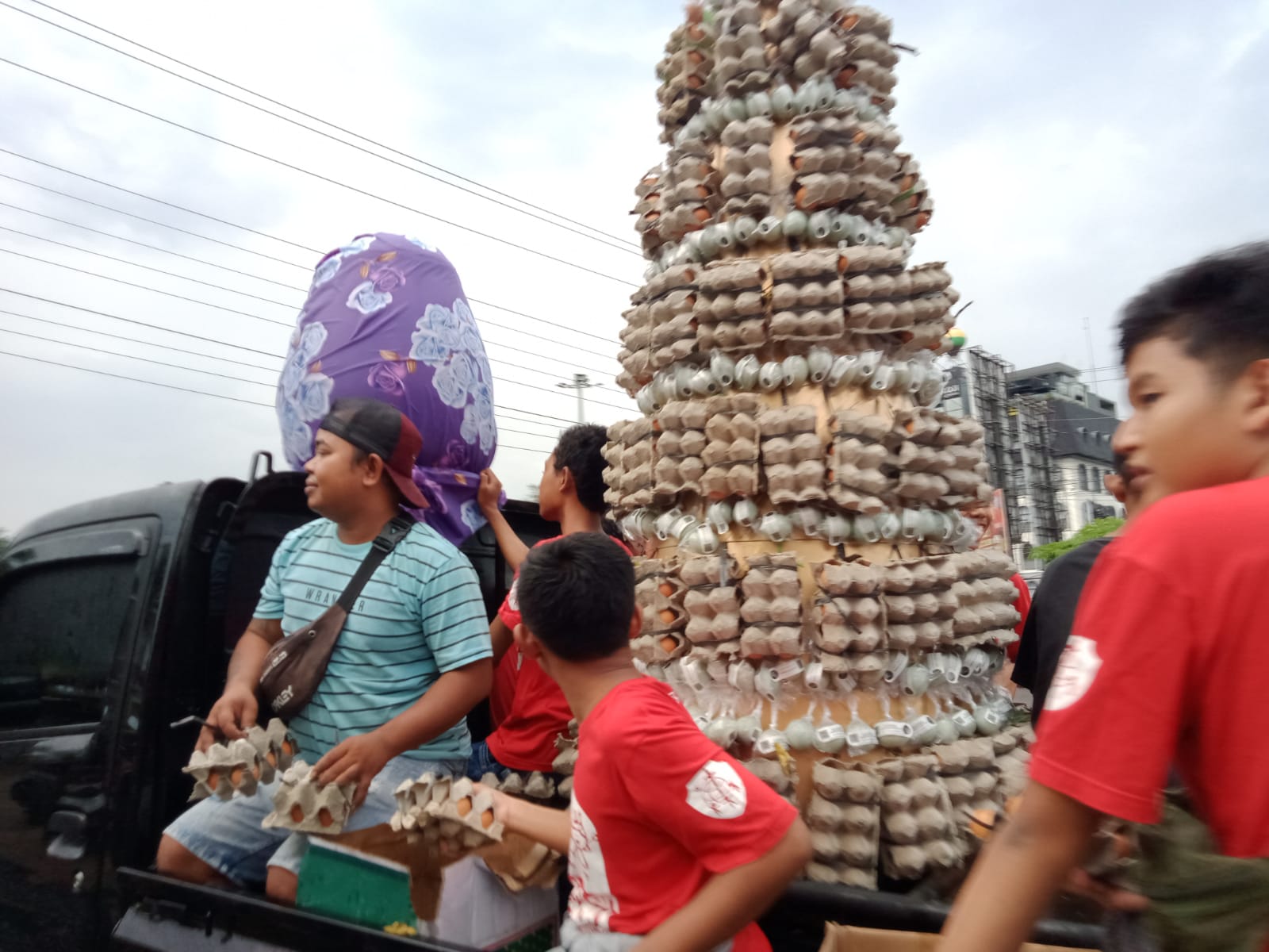 Umat Nasrani bagikan lima ribu telur paskah untuk takjil Umat Nasrani bagikan lima ribu telur paskah untuk takjil