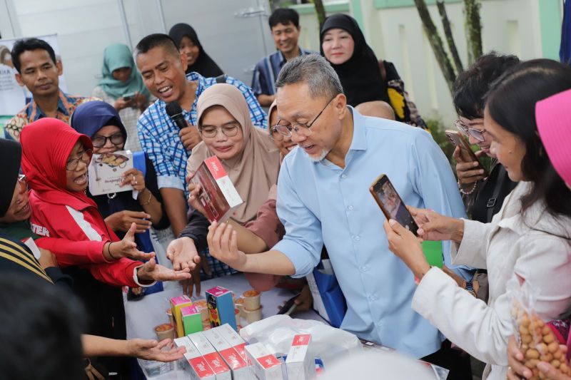 Mendag bagikan 1.000 paket bahan pokok murah di Sleman