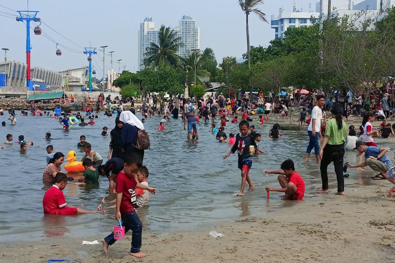 Pantai jadi favorit pengunjung saat liburan jelang Natal di Ancol Pantai jadi favorit pengunjung saat liburan jelang Natal di Ancol