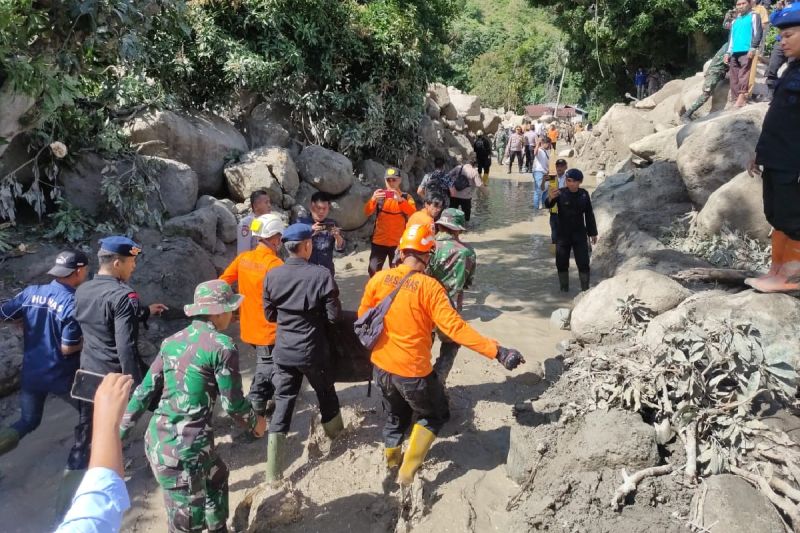 200 warga mengungsi akibat banjir bandang di Humbang Hasundutan 200 warga mengungsi akibat banjir bandang di Humbang Hasundutan