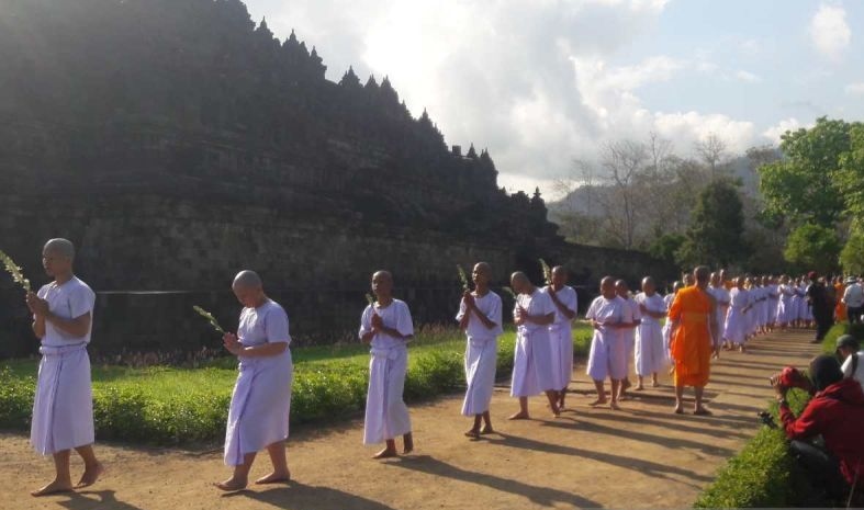 Peserta pabbajja samanera melaksanakan pradaksina di Candi Borobudur