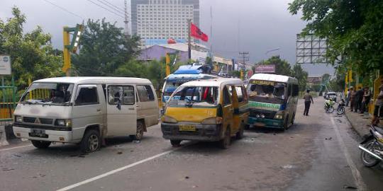 10 Desember 2012: Demonstran di Medan diserang, puluhan kendaraan dirusak