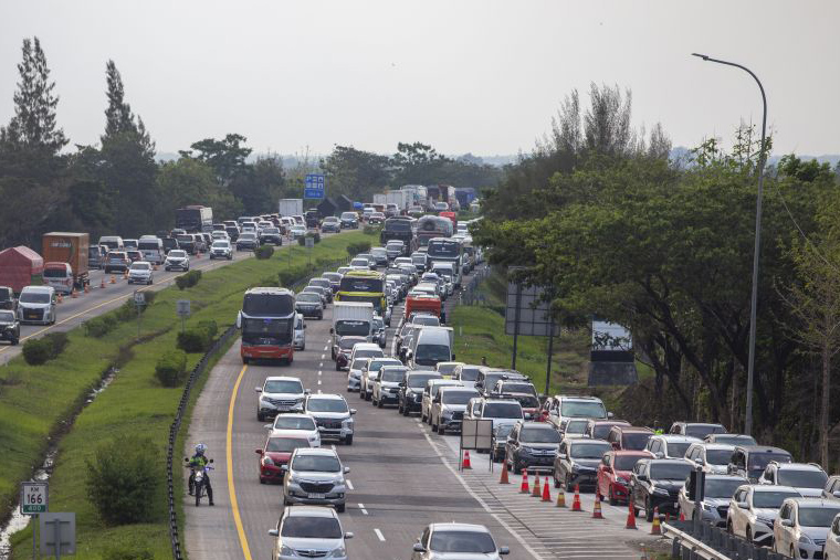 69.930 kendaraan tercatat melintasi Tol Cikampek Utama tinggalkan Jakarta 69.930 kendaraan tercatat melintasi Tol Cikampek Utama tinggalkan Jakarta