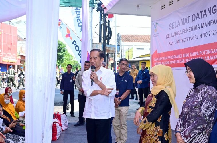 Presiden Jokowi serahkan BLT El Nino di Kantor Pos Genteng Banyuwangi Presiden Jokowi serahkan BLT El Nino di Kantor Pos Genteng Banyuwangi