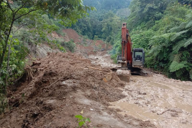 BPBD bersihkan bagian jalan yang terdampak longsor di Mandailing Natal BPBD bersihkan bagian jalan yang terdampak longsor di Mandailing Natal