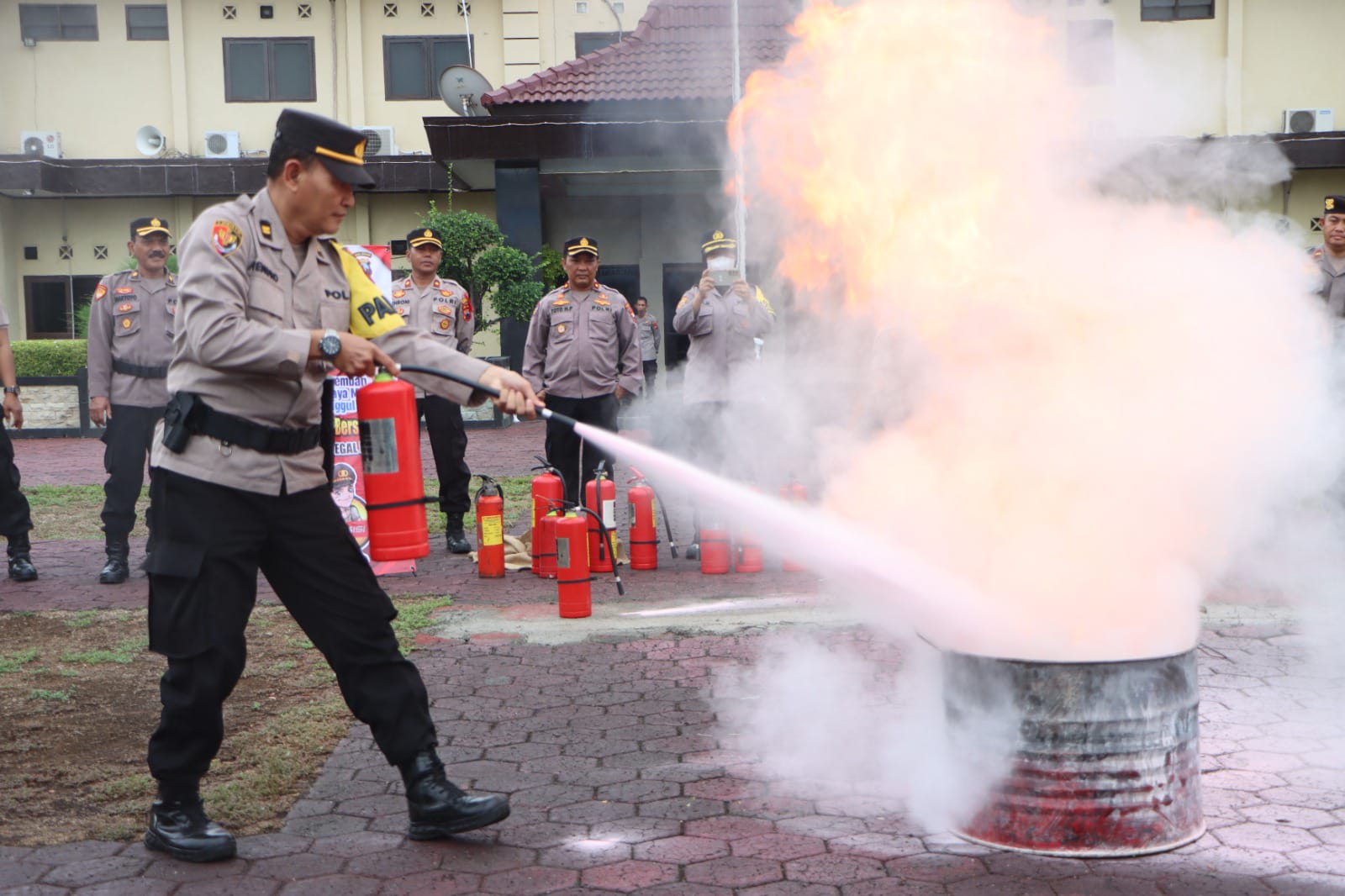 Antisipasi penanganan kebakaran, Polres Tegal Kota gelar latihan penggunaan APAR Antisipasi penanganan kebakaran, Polres Tegal Kota gelar latihan penggunaan APAR