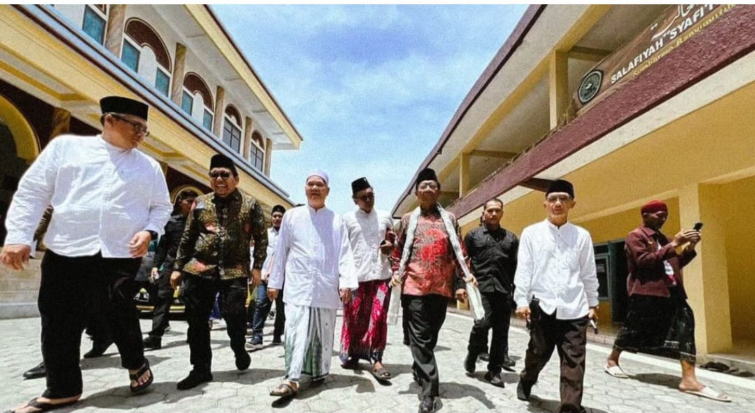 Silaturahmi ke Ponpes Salafiyah Syafiiyah, Mahfud harap santri dan rakyat tak jadi korban perbedaan politik Silaturahmi ke Ponpes Salafiyah Syafiiyah, Mahfud harap santri dan rakyat tak jadi korban perbedaan politik