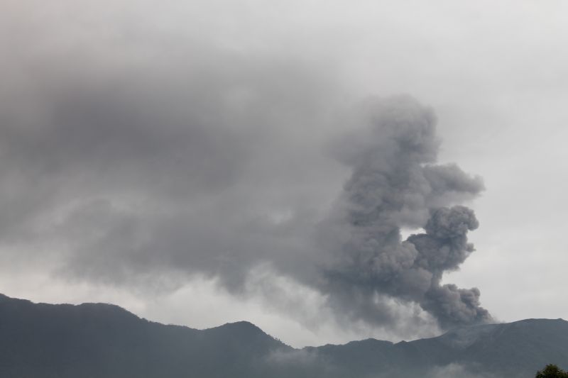 Gunung Marapi erupsi 46 kali dan 66 hembusan selama dua hari Gunung Marapi erupsi 46 kali dan 66 hembusan selama dua hari
