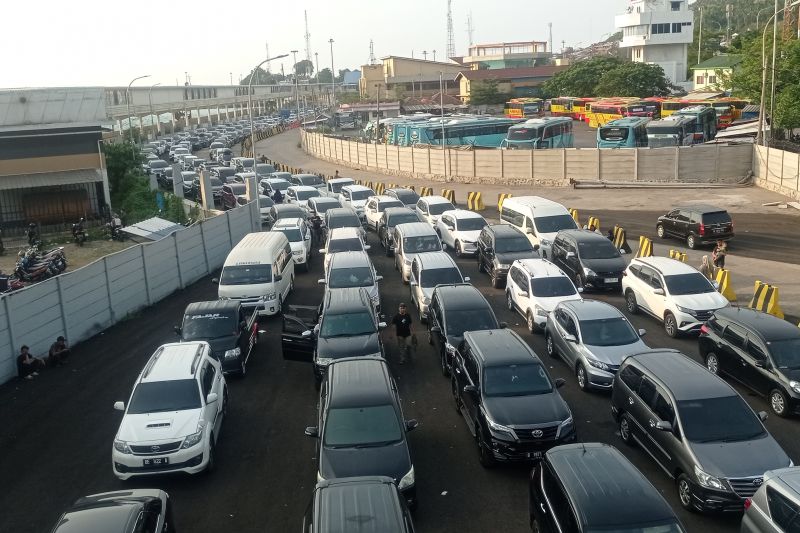 4.964 unit kendaraan roda empat seberangi Merak - Bakauheni 4.964 unit kendaraan roda empat seberangi Merak - Bakauheni
