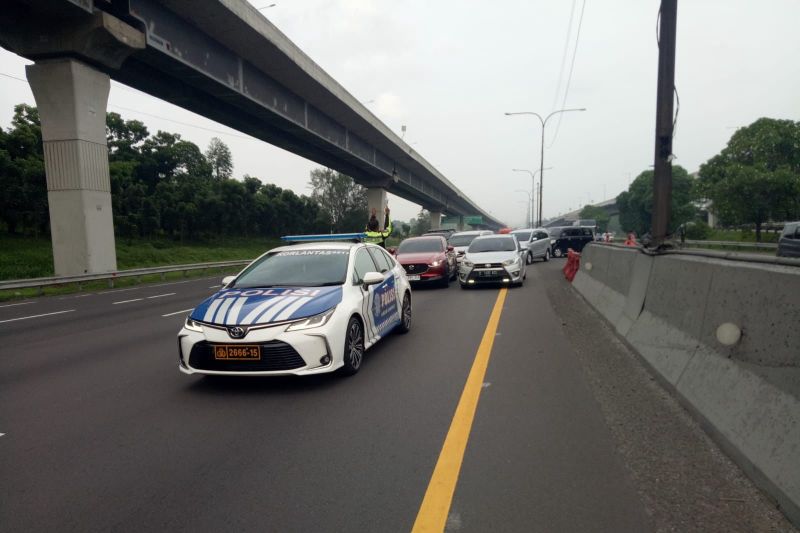 Contraflow Tol Jakarta-Cikampek diterapkan untuk atasi kepadatan