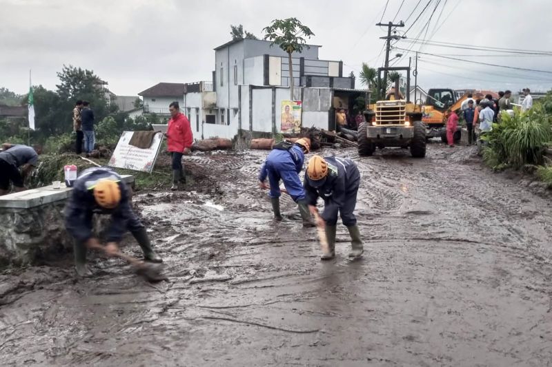 Hujan intensitas tinggi sebabkan banjir di Dusun Beru Kota Batu Hujan intensitas tinggi sebabkan banjir di Dusun Beru Kota Batu