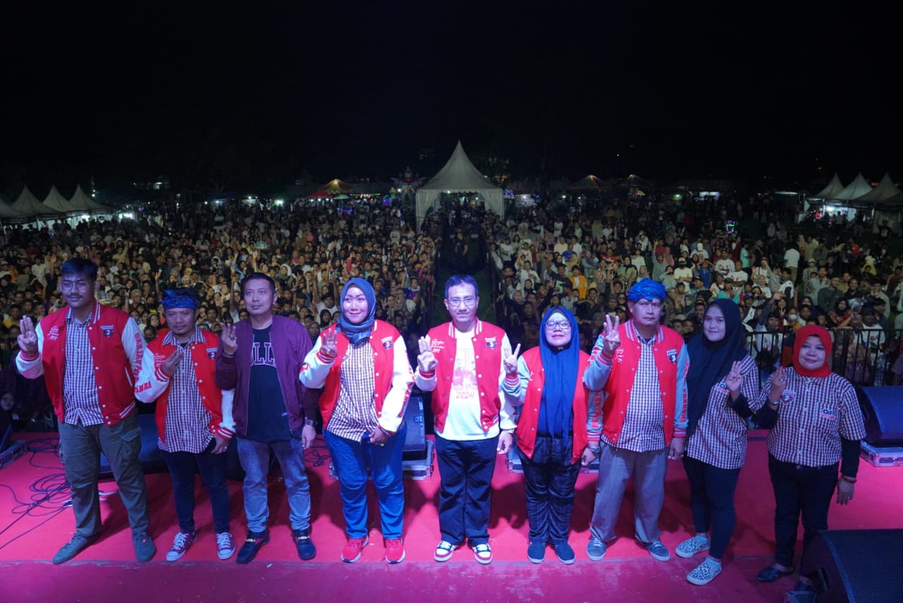Puluhan ribu warga Karawang banjiri Pesta Rakyat Ganjar Mahfud#18 Puluhan ribu warga Karawang banjiri Pesta Rakyat Ganjar Mahfud#18