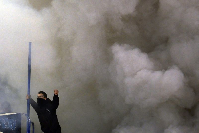 Yunani akan gelar pertandingan sepak bola tanpa penonton