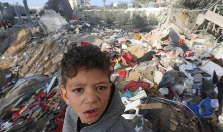 Penembak jitu Israel tewaskan ibu dan anak di gereja Katolik di Gaza Penembak jitu Israel tewaskan ibu dan anak di gereja Katolik di Gaza