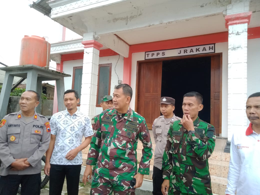 Antisipasi Merapi erupsi, petugas gabungan cek jalur evakuasi dan tempat pengungsian Antisipasi Merapi erupsi, petugas gabungan cek jalur evakuasi dan tempat pengungsianÂ