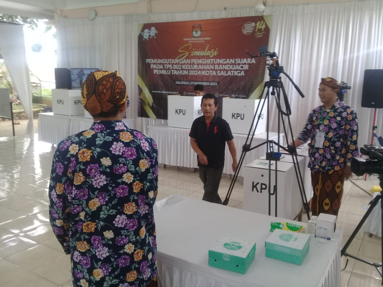 Dengan pakaian adat Jawa KPU Salatiga simulasikan pemungutan suara Pemilu 2024 Dengan pakaian adat Jawa KPU Salatiga simulasikan pemungutan suara Pemilu 2024