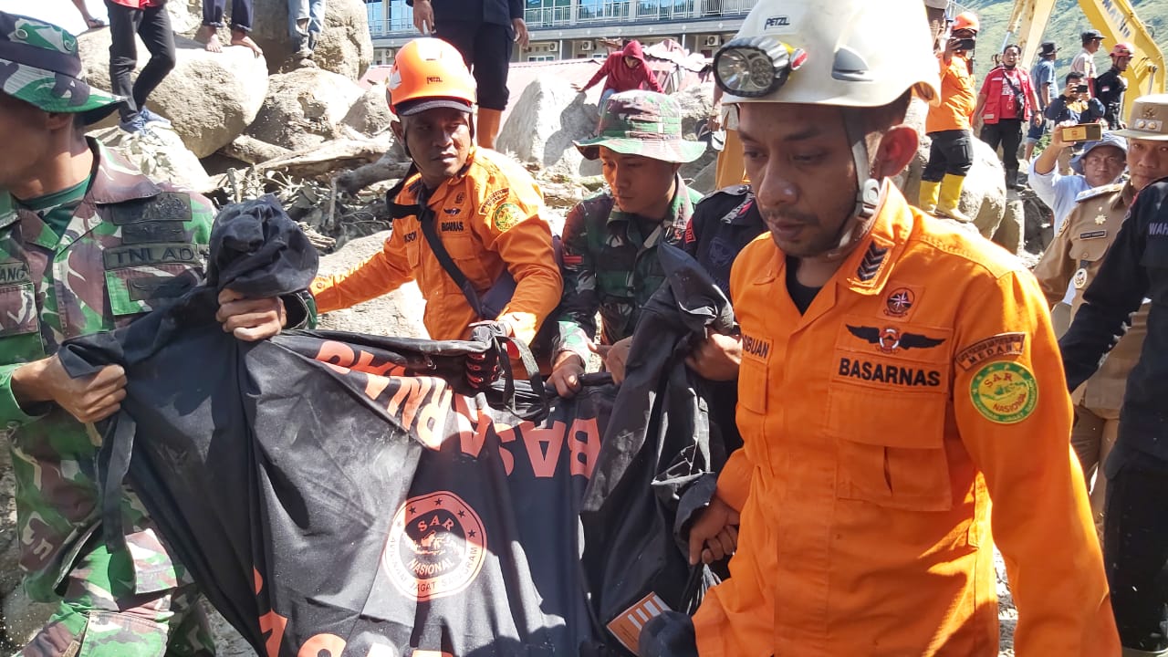 Tim SAR Gabungan kembali temukan seorang warga korban banjir bandang di Humbahas Tim SAR Gabungan kembali temukan seorang warga korban banjir bandang di Humbahas