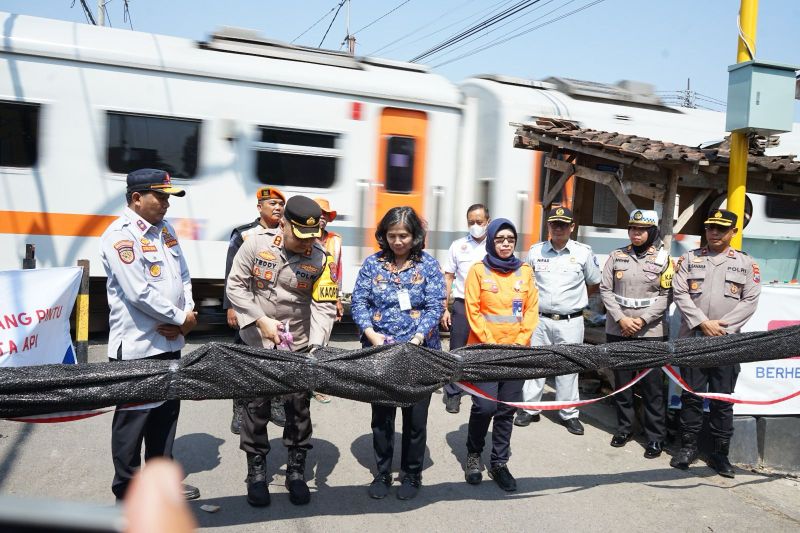 Pemkot Kediri bangun palang pintu pelintasan kereta api Pemkot Kediri bangun palang pintu pelintasan kereta api
