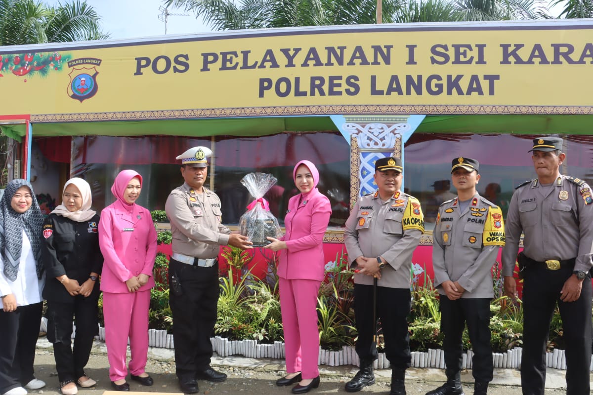 Kapolres Langkat dan ketua Bhayangkari beri perhatian ke petugas Ops Lilin Kapolres Langkat dan ketua Bhayangkari beri perhatian ke petugas Ops LilinÂ