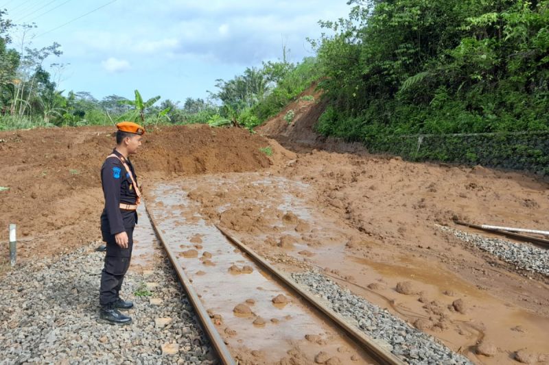 Sejumlah perjalanan KA lintas selatan dialihkan akibat longsor