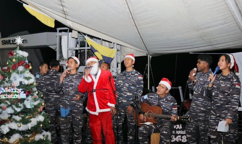 Prajurit TNI AL dan diaspora rayakan Natal di KRI Frans Kaisiepo