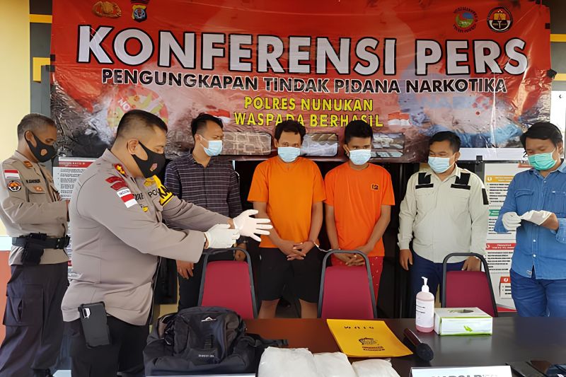 Dua pria pemilik sabu 150,09 gram di Nunukan diamankan polisi Dua pria pemilik sabu 150,09 gram di Nunukan diamankan polisi