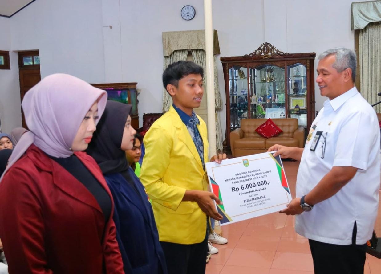 Pemkab beri beasiswa kepada 35 mahasiswa kurang mampu asal Kudus Pemkab beri beasiswa kepada 35 mahasiswa kurang mampu asal Kudus