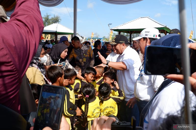 Ribuan warga sambut Hari Ikan Nasional dengan makan ikan serentak Ribuan warga sambut Hari Ikan Nasional dengan makan ikan serentak