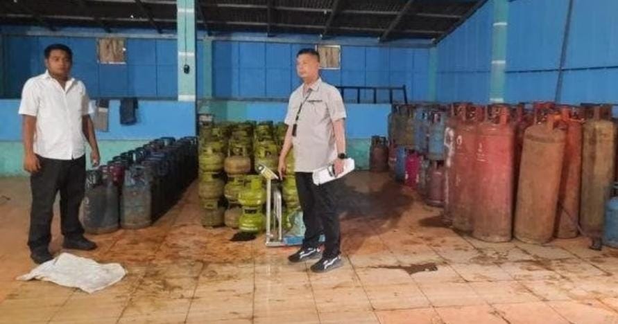 Gudang gas subsidi oplosan di Jalan Selambo, Deliserdang digerebek Polda Sumatera Utara Gudang gas subsidi oplosan di Jalan Selambo, Deliserdang digerebek Polda Sumatera Utara