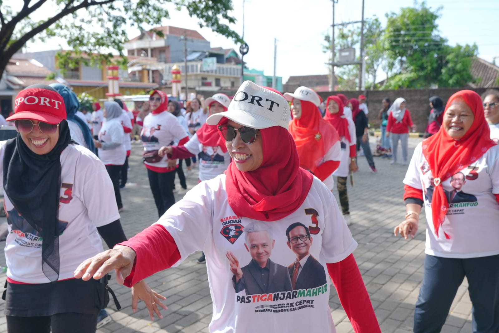 Senam sehat Sahabat Ganjar di Sukoharjo deklarasikan warga dukung Ganjar Mahfud 2024 Senam sehat Sahabat Ganjar di Sukoharjo deklarasikan warga dukung Ganjar Mahfud 2024