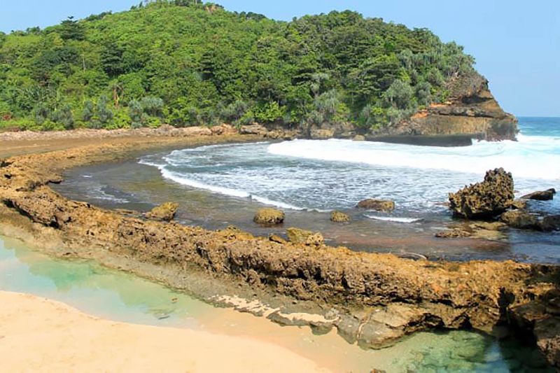 Wisatawan diminta patuhi imbauan keselamatan di Pantai Selatan Malang Wisatawan diminta patuhi imbauan keselamatan di Pantai Selatan Malang