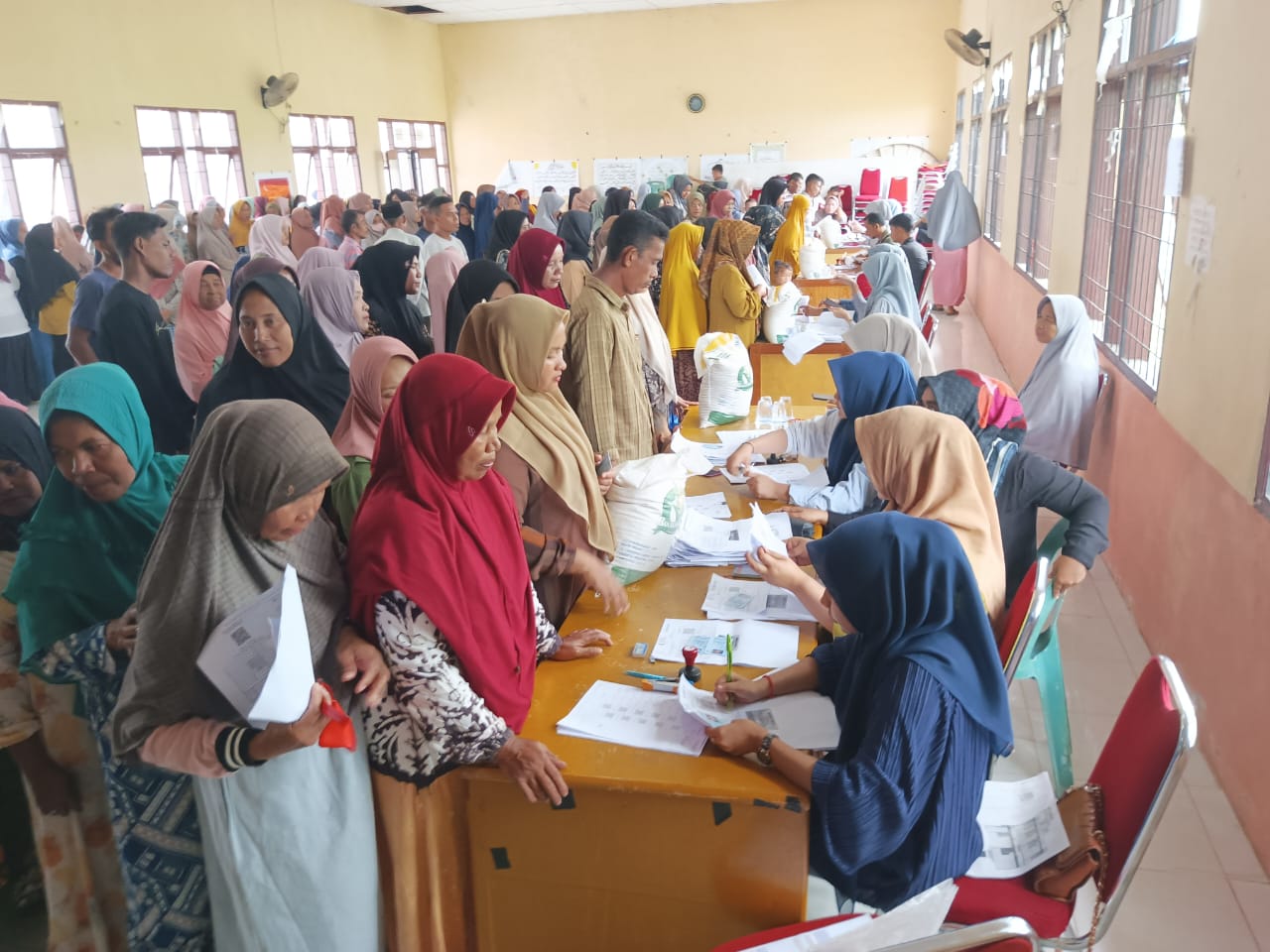 Personel Polsek Meurah Mulia amankan penyaluran bantuan BP-CBP Tahap VII Personel Polsek Meurah Mulia amankan penyaluran bantuan BP-CBP Tahap VII