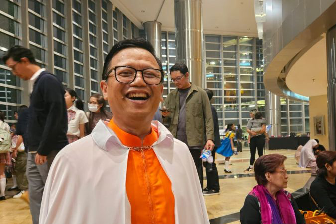 Konduktor konser an Anime Symphony tampil cosplay sebagai Naruto Konduktor konser an Anime Symphony tampil cosplay sebagai Naruto