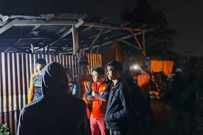 TIm SAR lanjutkan pencarian warga yang tenggelam di Sungai Batanghari TIm SAR lanjutkan pencarian warga yang tenggelam di Sungai Batanghari