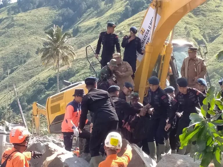 BNPB serahkan bantuan untuk penanganan banjir bandang di Humbahas BNPB serahkan bantuan untuk penanganan banjir bandang di Humbahas