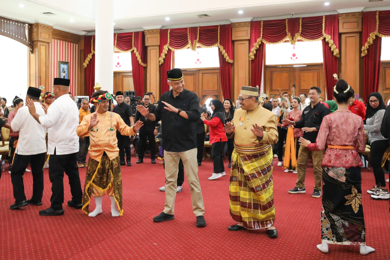 Kunjungi Kedaton Kutai Kartanegara, Ganjar janji dukung pelestarian Kesultanan Nusantara Kunjungi Kedaton Kutai Kartanegara, Ganjar janji dukung pelestarian Kesultanan Nusantara