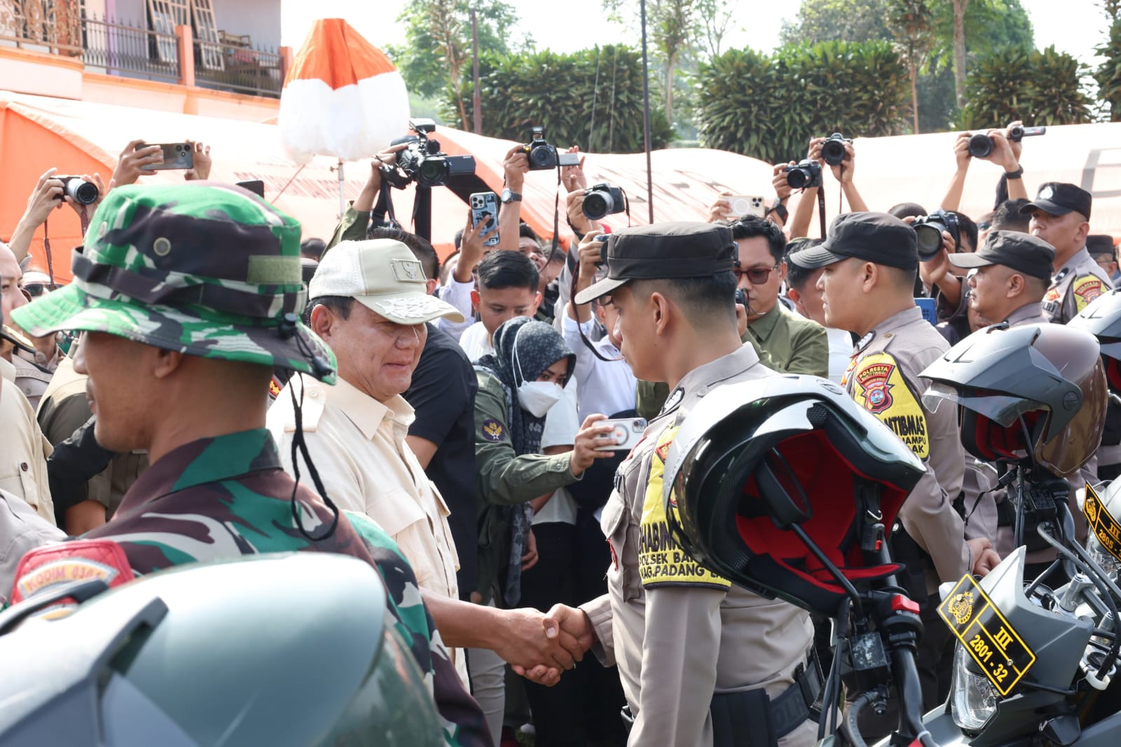 Menhan Prabowo beri santunan kepada korban erupsi Gunung Marapi di Kabupaten Agam Menhan Prabowo beri santunan kepada korban erupsi Gunung Marapi di Kabupaten Agam