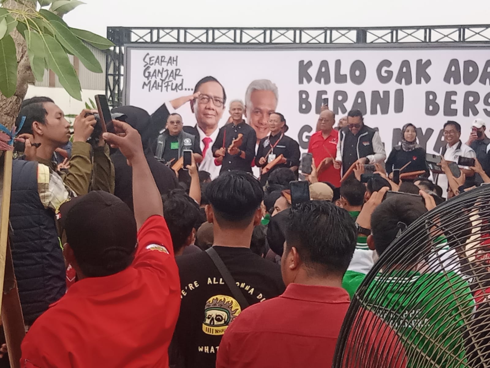 Warga Majalengkas sambut gembira Program Kartu Sakti Capres Ganjar Pranowo Warga Majalengkas sambut gembira Program Kartu Sakti Capres Ganjar Pranowo