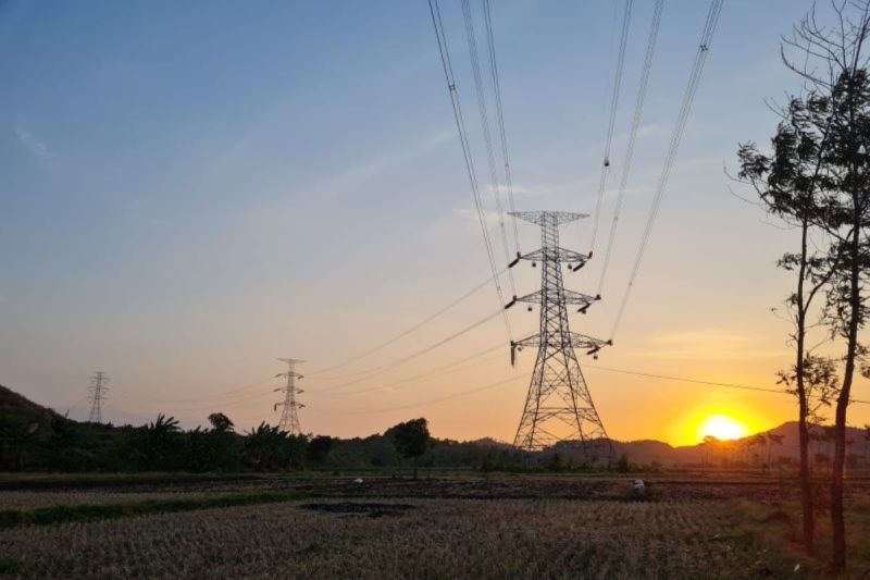 Ekonom sebut Pasar listrik dibuka membuat PLN makin baik dan kompetitif Ekonom sebut Pasar listrik dibuka membuat PLN makin baik dan kompetitif