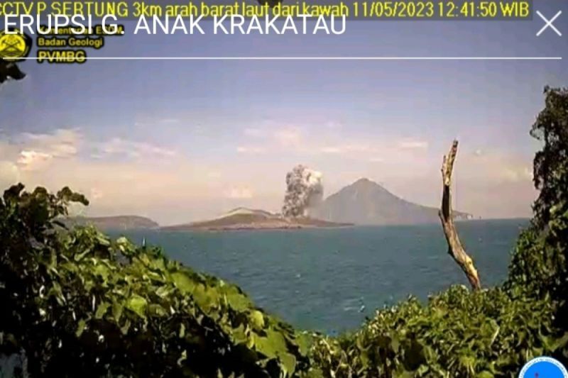 Gunung Anak Krakatau meletus lontarkan abu setinggi 1.000 meter Gunung Anak Krakatau meletus lontarkan abu setinggi 1.000 meter