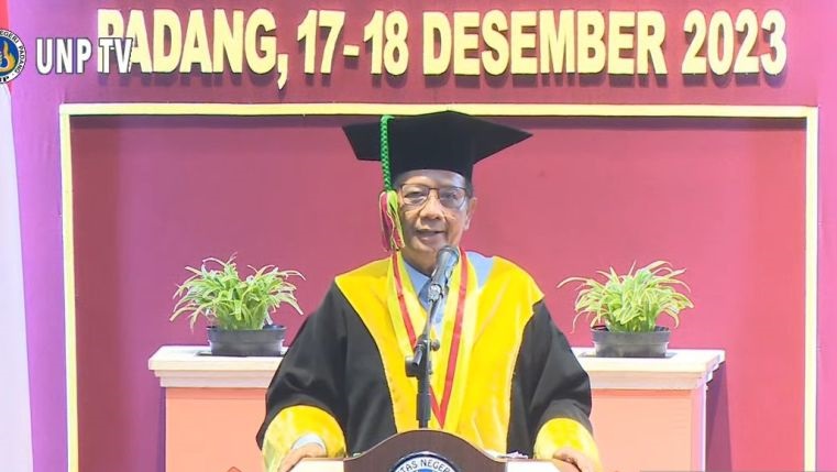 Mahfud MD sampaikan dua pesan pada wisudawan UNP Mahfud MD sampaikan dua pesan pada wisudawan UNP