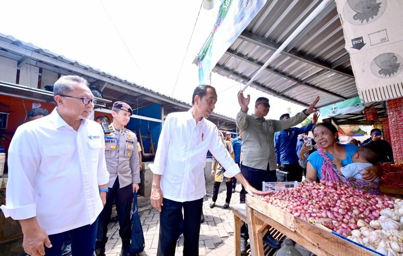 Presiden tinjau harga kebutuhan pokok di Pasar Rogojampi Banyuwangi Presiden tinjau harga kebutuhan pokok di Pasar Rogojampi Banyuwangi
